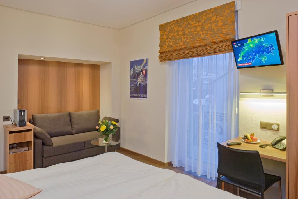 TV a/nebo společenská místnost v ubytování Hotel Ambassador