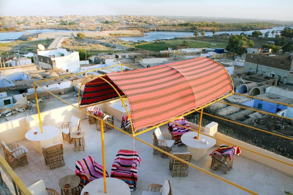 una vista sul soffitto di un patio con tavoli e sedie di Ekadolli Nubian Guesthouse Aswan a Aswan