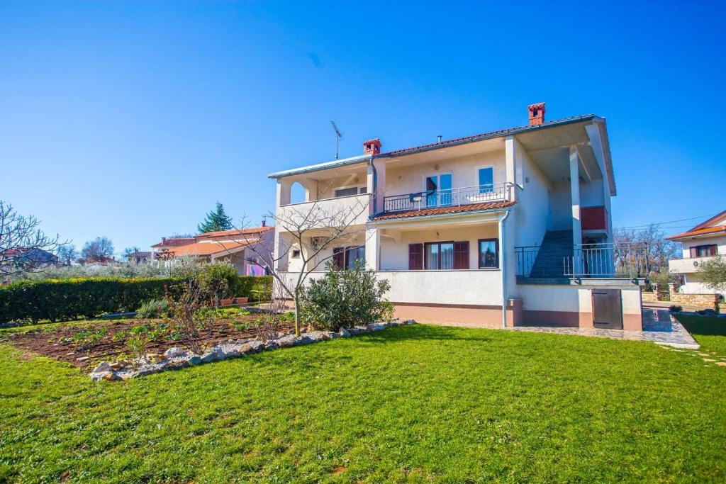 a large house with a lawn in front of it at Beakovic Crklada in Vižinada