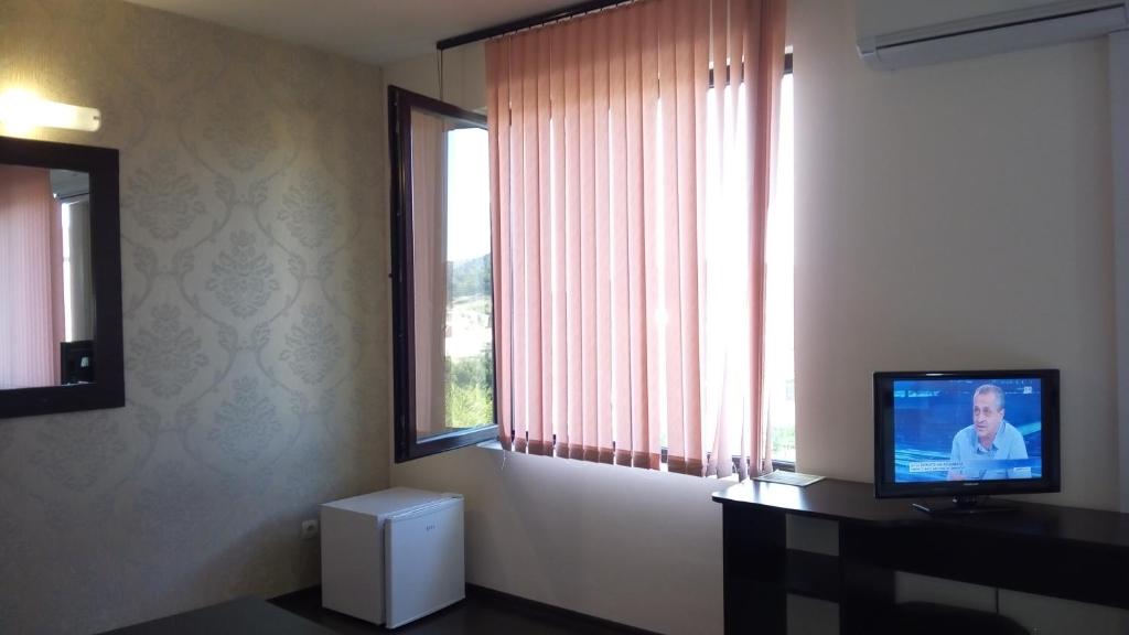 TV a/nebo společenská místnost v ubytování Hotel Enchevi