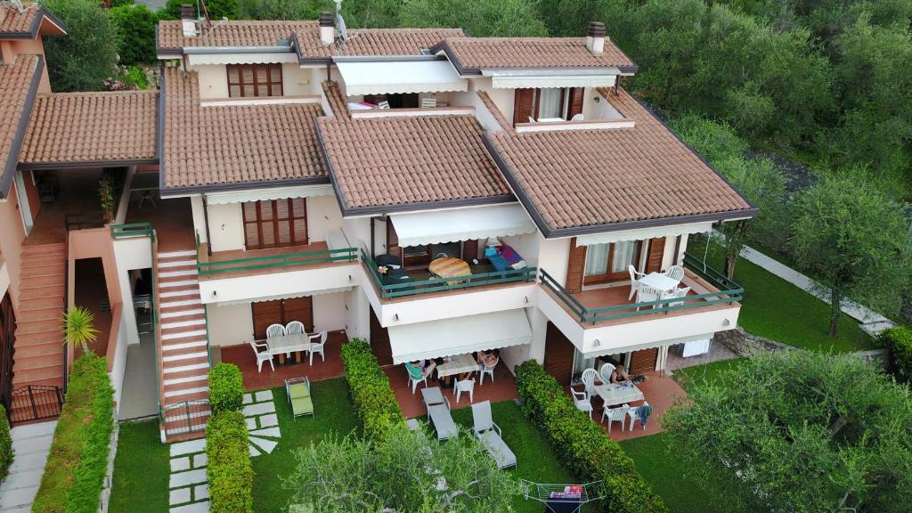 une vue aérienne sur une maison avec un toit dans l'établissement Appartamenti Albatros, à Brenzone