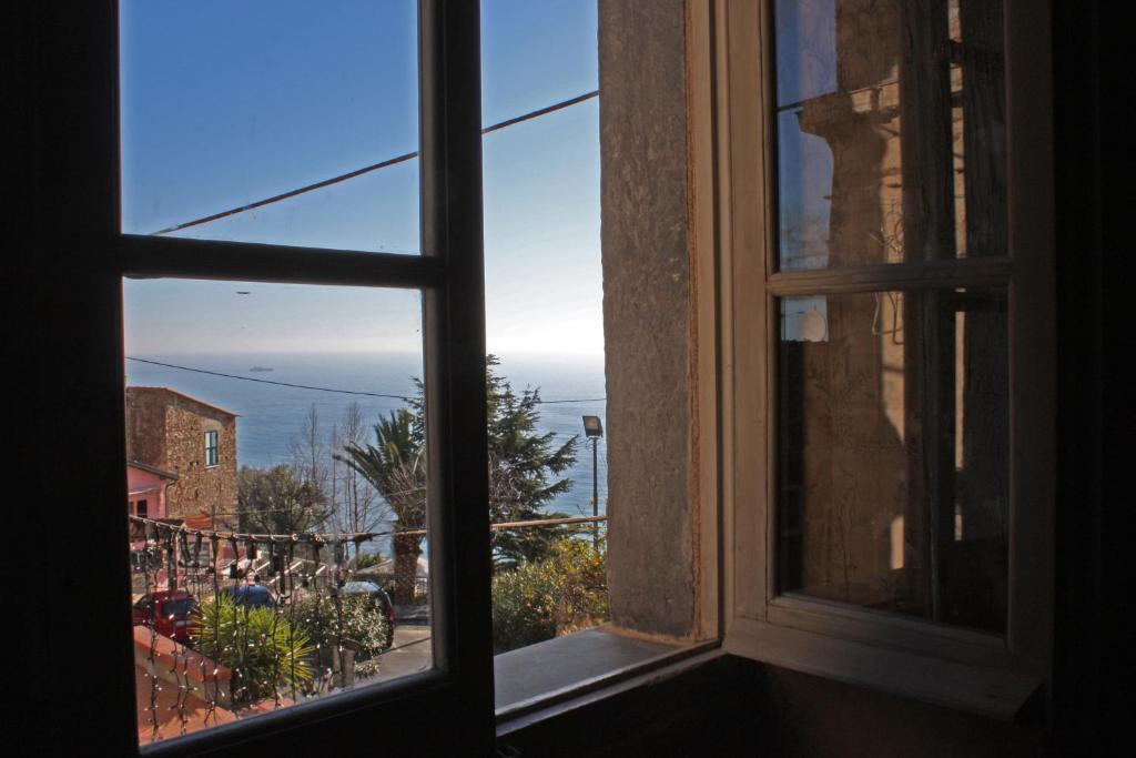 een open raam met uitzicht op de oceaan. bij Ca' del Vescovo in Costarainera