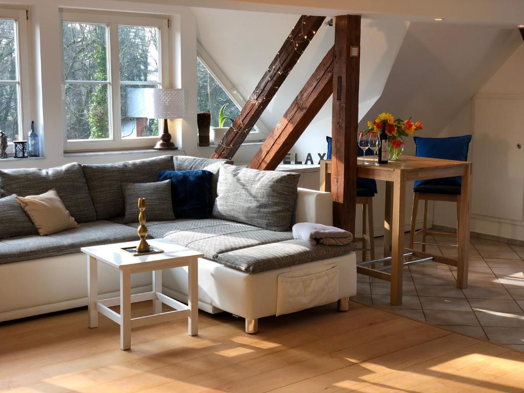 ein Wohnzimmer mit einem Sofa und einem Tisch in der Unterkunft Leipziger Logis in Leipzig