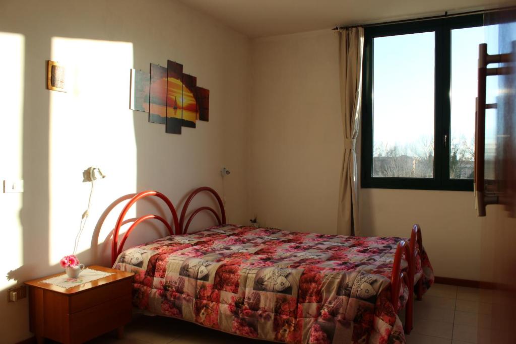 une chambre avec un lit, une table et une fenêtre dans l'établissement Oasi del piacere, à Pise