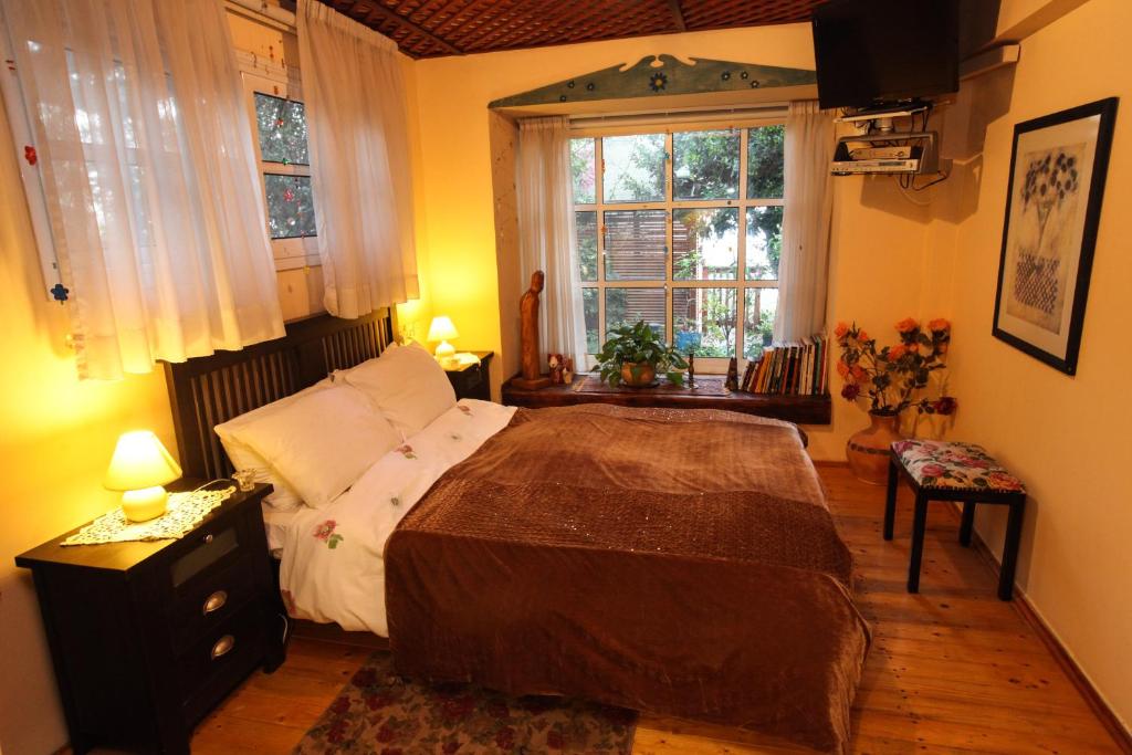 a bedroom with a large bed and a window at Havaya Ba Nof Lodge in Rosh Pinna