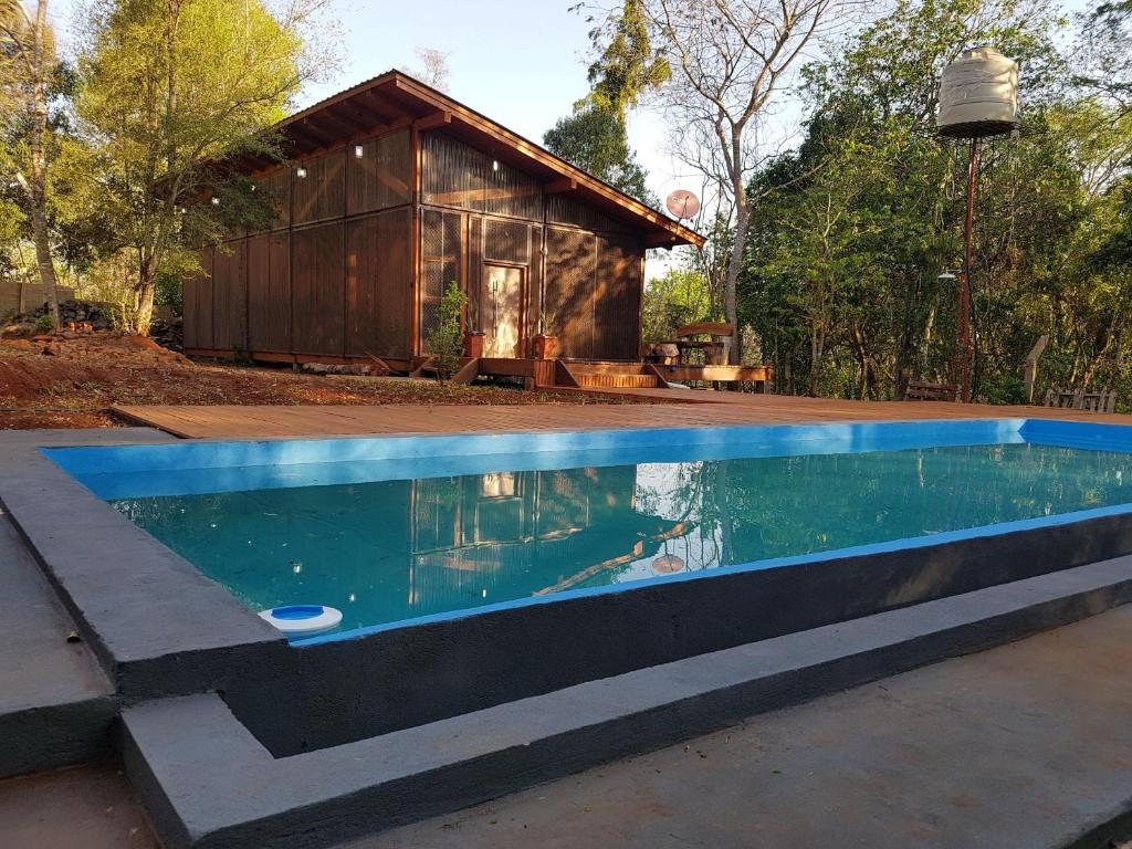 uma piscina em frente a uma casa em Casa Naturalis Iguazú em Porto Iguaçu