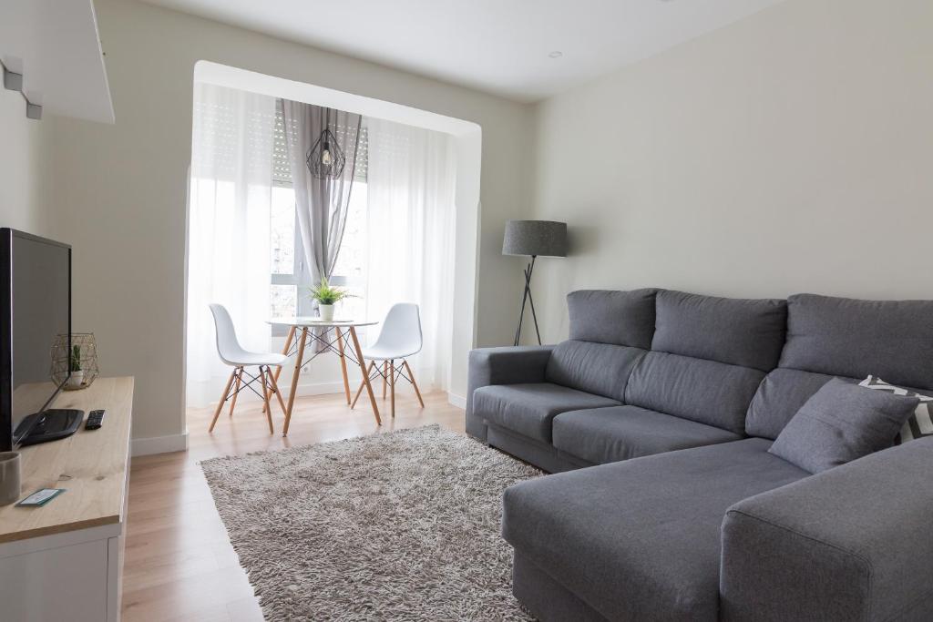 a living room with a couch and a table at Apartamento Avenida de Colón con Aire Acondicionado in Logroño