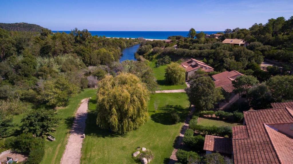 una vista aerea di una casa con un fiume e alberi di Lavu Santu a Sainte-Lucie de Porto-Vecchio