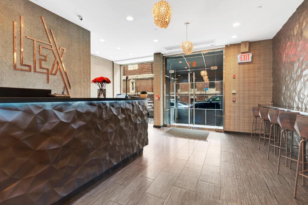 un restaurante con bar y taburetes en el vestíbulo en Lex Hotel NYC, en Nueva York