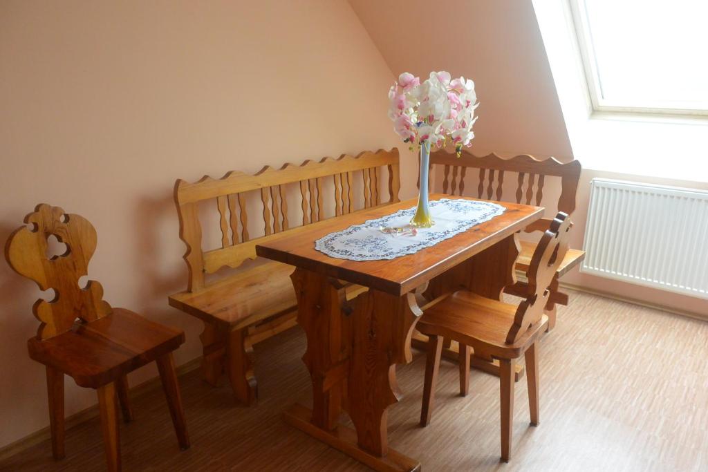 stół jadalny z wazonem kwiatów w obiekcie Rodinné ubytování - Family accommodation w mieście Kobylice