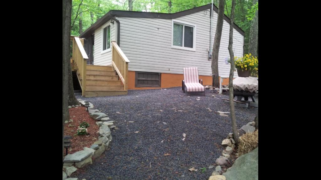 Un jardín fuera de Pocono cabin with private pool at Shawnee Mtn