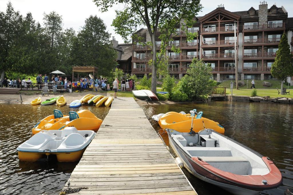 Výhled na řeku, která protéká v blízkosti hotelu