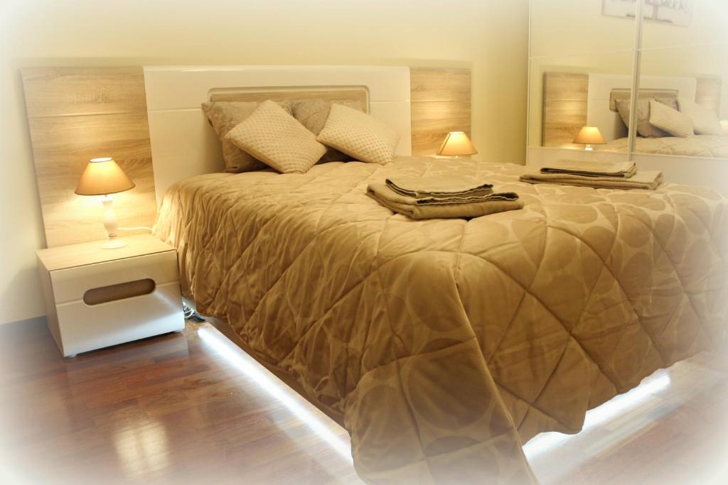 1 dormitorio con 1 cama grande y 2 lámparas en Atlantico Flat Douro, en Oporto