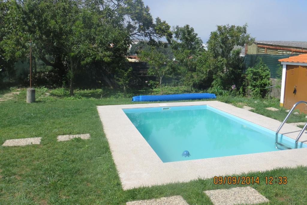 una piccola piscina in un cortile con prato di Casa da Avó, campo praia a 2 kms do mar a Espinho