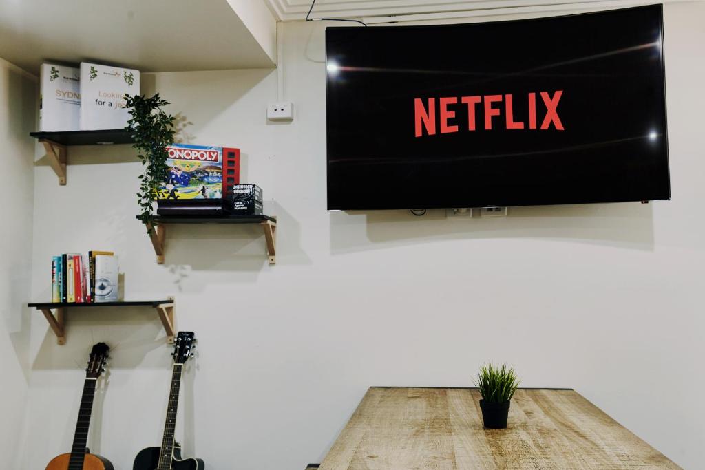 TV a/nebo společenská místnost v ubytování Mad Monkey Broadway