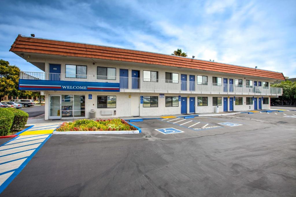 a building with a parking lot in front of it at Motel 6-Vacaville, CA in Vacaville