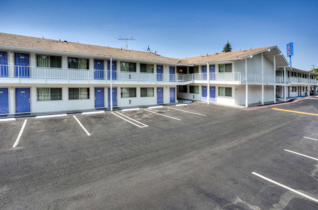 Motel 6-Tigard, OR - Portland South - Lake Oswego في تيغارد: موقف فاضي امام الفندق