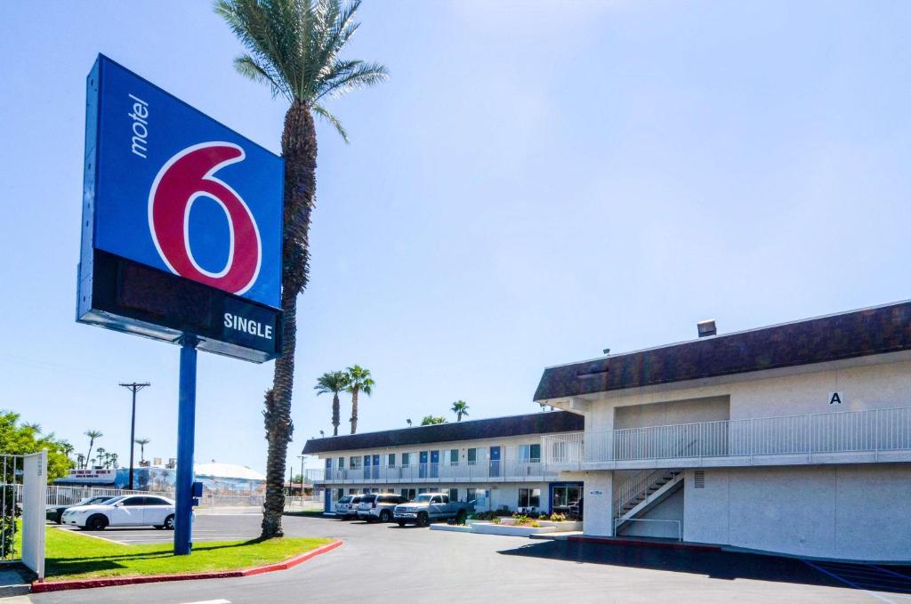 um sinal em frente a um edifício com um hotel em Motel 6-Indio, CA - Palm Springs em Indio