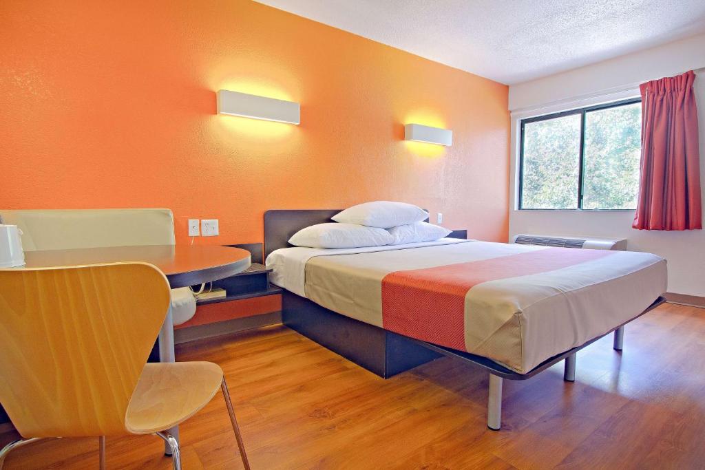 Motel 6-East Brunswick, NJ - ロールインシャワー付きキングルーム - 障害アクセス