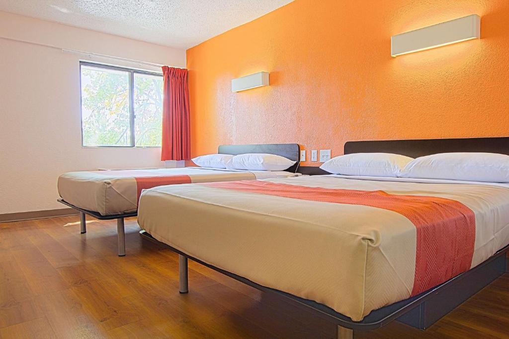 Motel 6-East Brunswick, NJ - クイーンベッド2つのクイーンルーム - 障害アクセス - シャワーを浴びる
