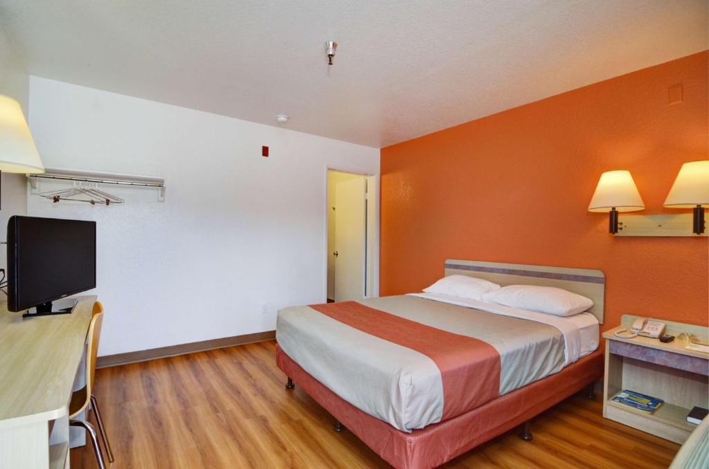 Postel nebo postele na pokoji v ubytování Motel 6-Twentynine Palms, CA