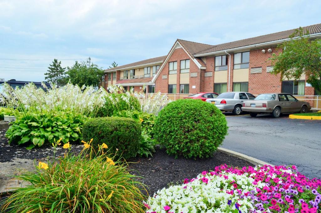 a garden of flowers in front of a building at Motel 6-Albany, NY in Albany