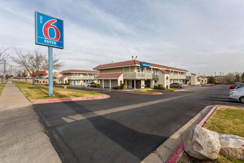 un panneau indiquant un hôtel dans une rue dans l'établissement Motel 6-El Paso, TX - East, à El Paso