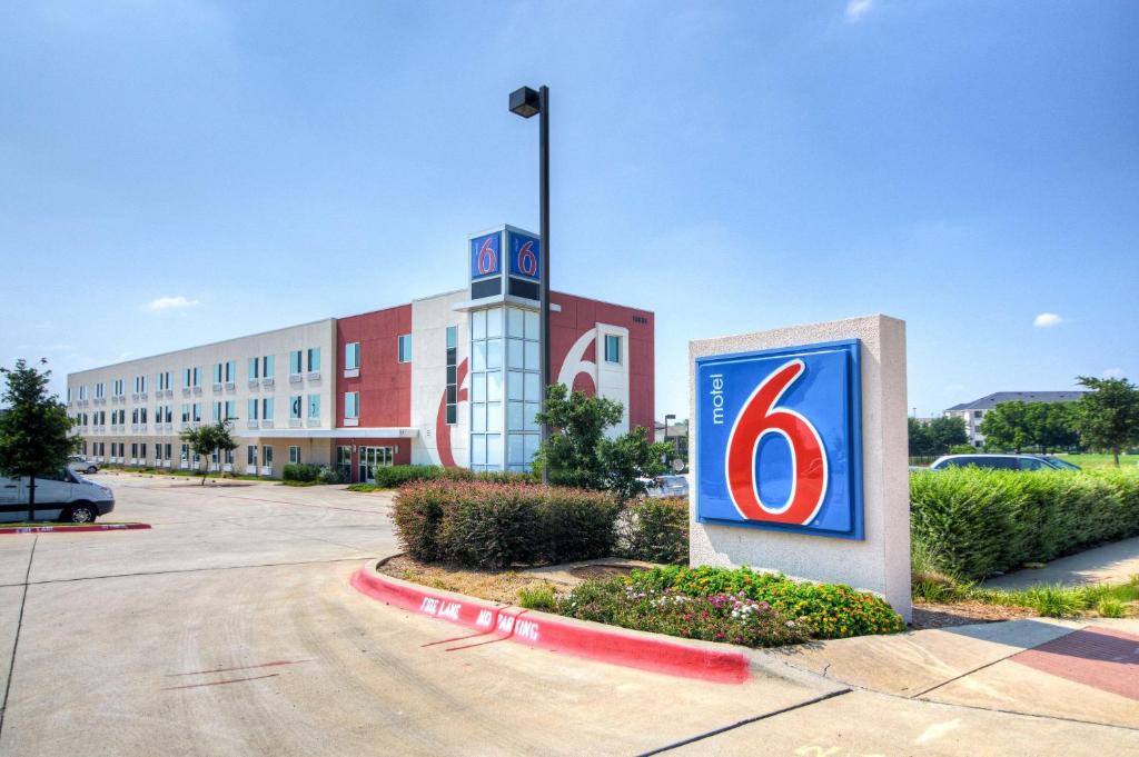 een gebouw met een nummer zes bord ervoor bij Motel 6-Roanoke, TX - Northlake - Speedway in Roanoke