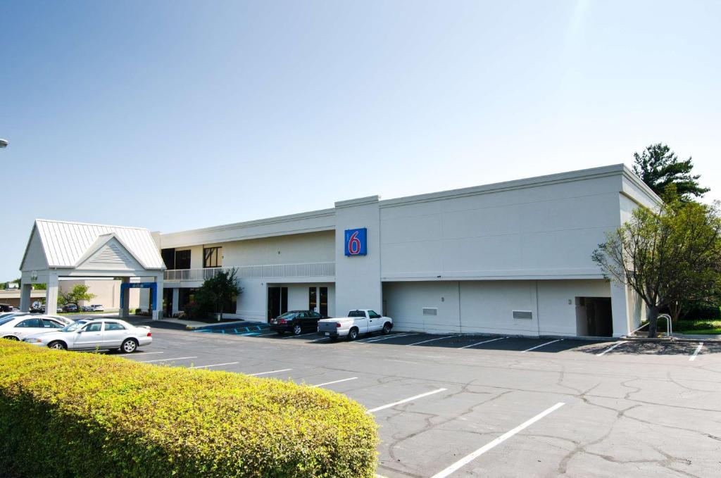 a large building with cars parked in a parking lot at Motel 6-Frederick, MD - Fort Detrick in Frederick