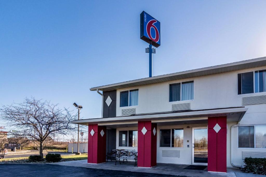 un edificio con un cartel encima en Motel 6-Barkeyville, PA, en Barkeyville