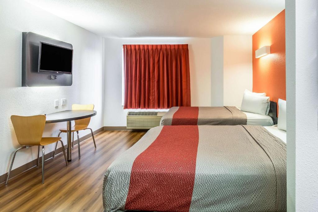ハービーにあるMotel 6-Harvey, ILのベッド2台とテーブルがあるホテルの部屋