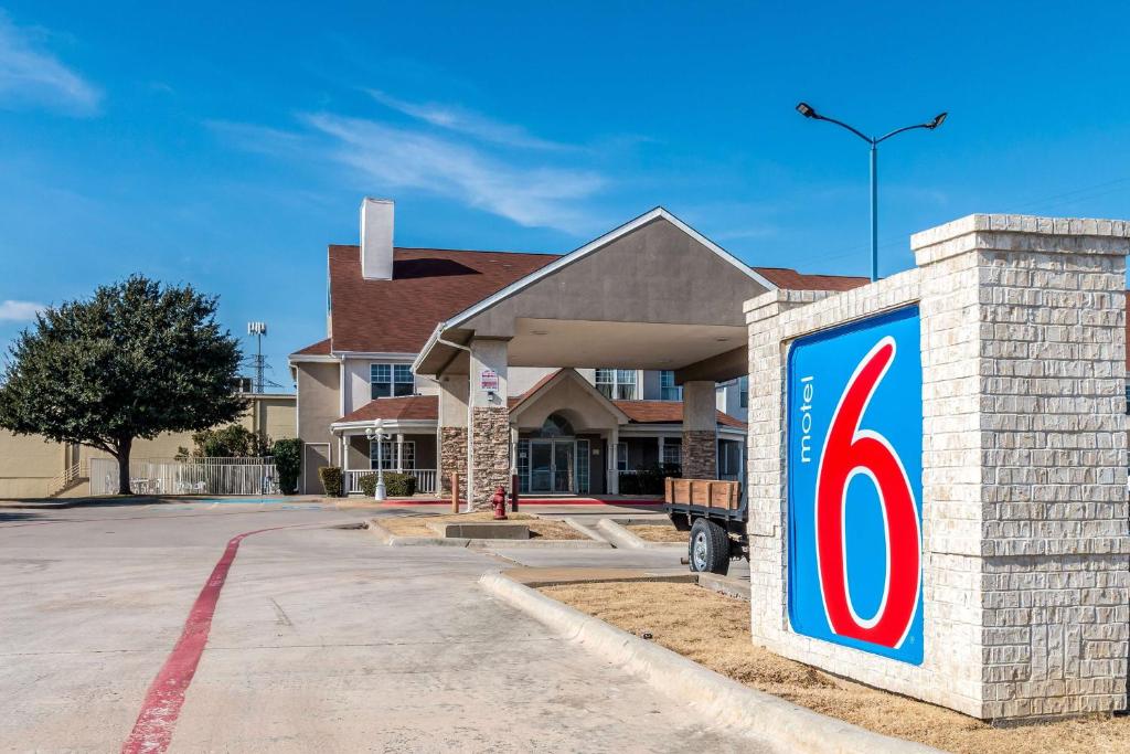 ein Gebäude mit einem Pepsi-Schild davor in der Unterkunft Motel 6-North Richland Hills, TX - NE Fort Worth in North Richland Hills