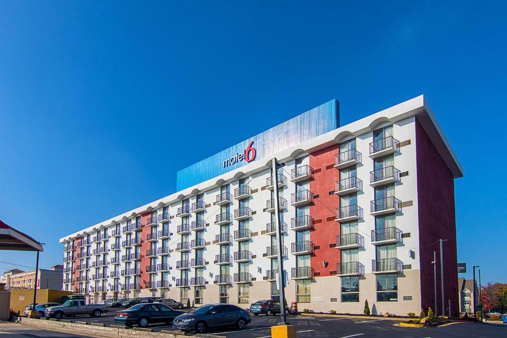 un grand bâtiment avec un panneau sur son côté dans l'établissement Motel 6-Atlanta, GA - Atlanta Airport, à Atlanta