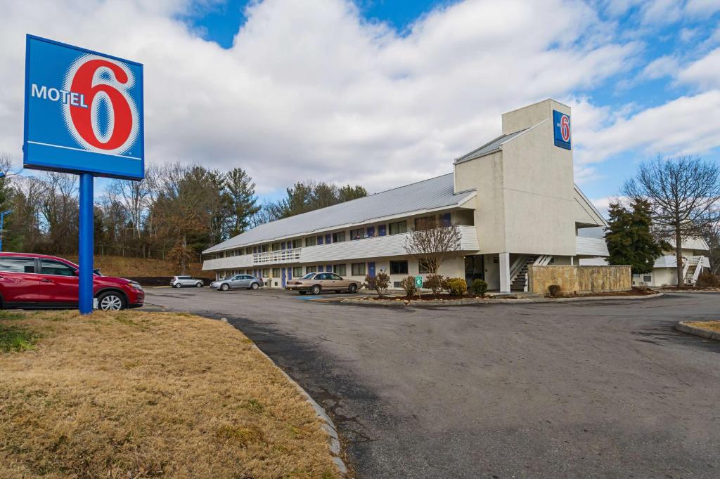 un hotel con un cartel frente a un edificio en Motel 6-Knoxville, TN - North, en Knoxville