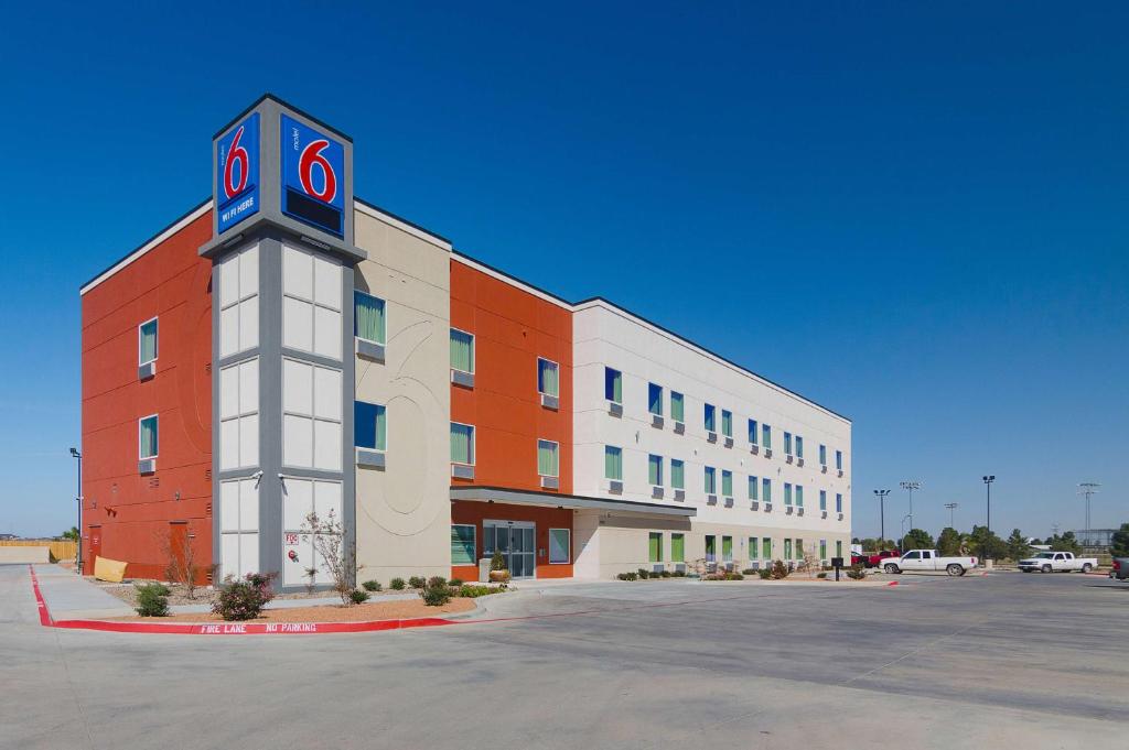 ein Gebäude mit einem Uhrturm davor in der Unterkunft Motel 6-Midland, TX in Midland