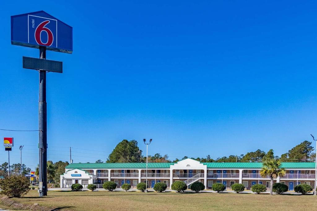 ein Gebäude mit einem Schild davor in der Unterkunft Motel 6-Walterboro, SC in Walterboro