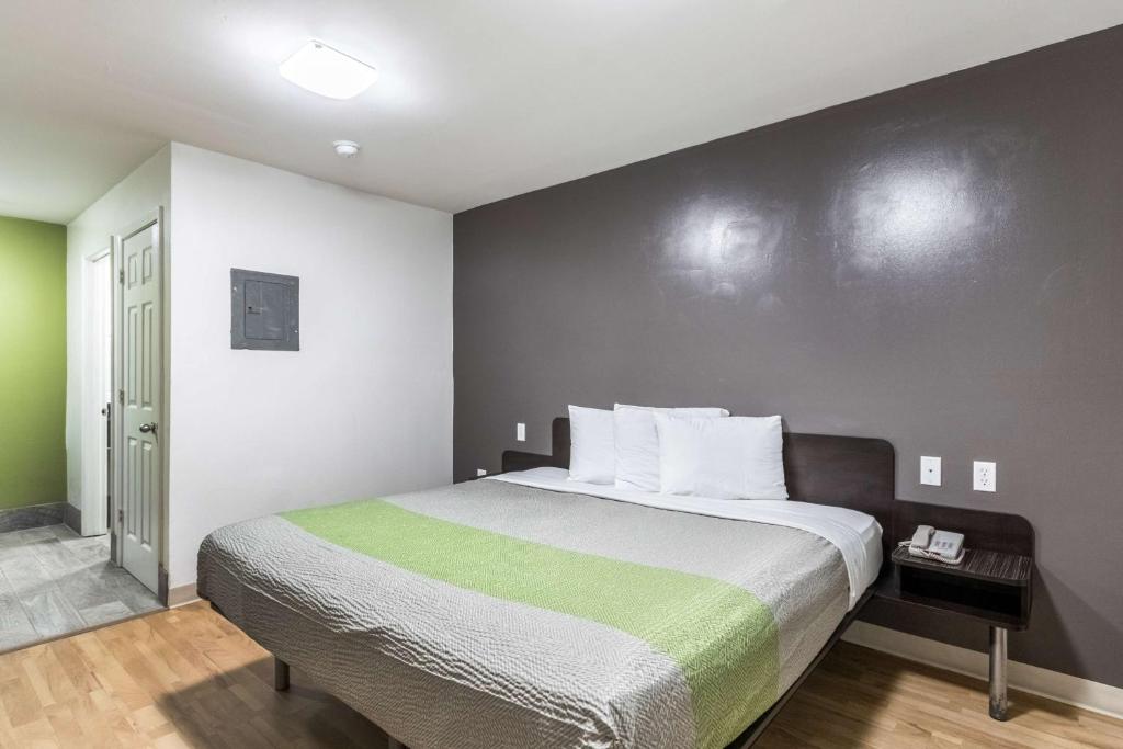Studio 6-Savannah, GA - Deluxe King Room - Non-fumeur