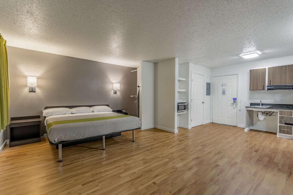 Studio 6-Dallas, TX - 