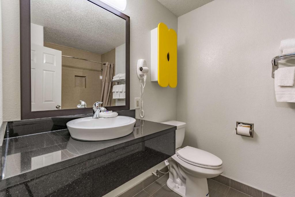 Studio 6-Dallas, TX - Deluxe Queen Suite - Non-fumeur