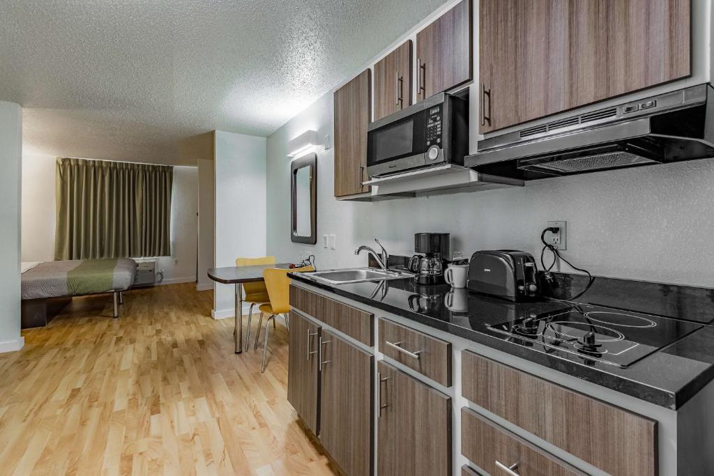 Studio 6-Dallas, TX - 