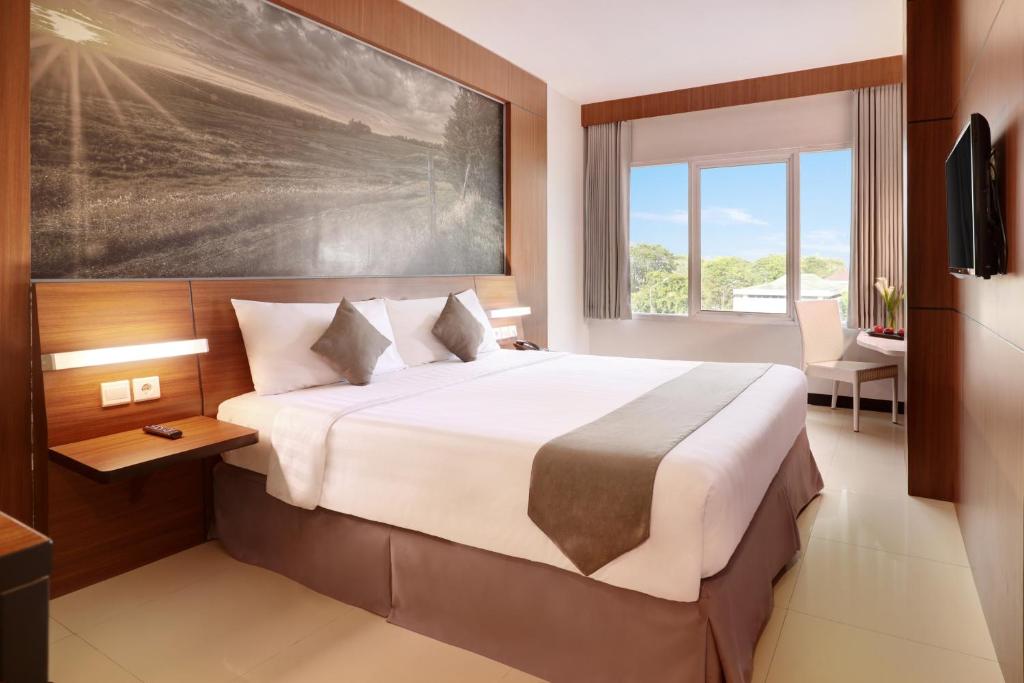 Postel nebo postele na pokoji v ubytování Hotel Neo Palma Palangkaraya by ASTON