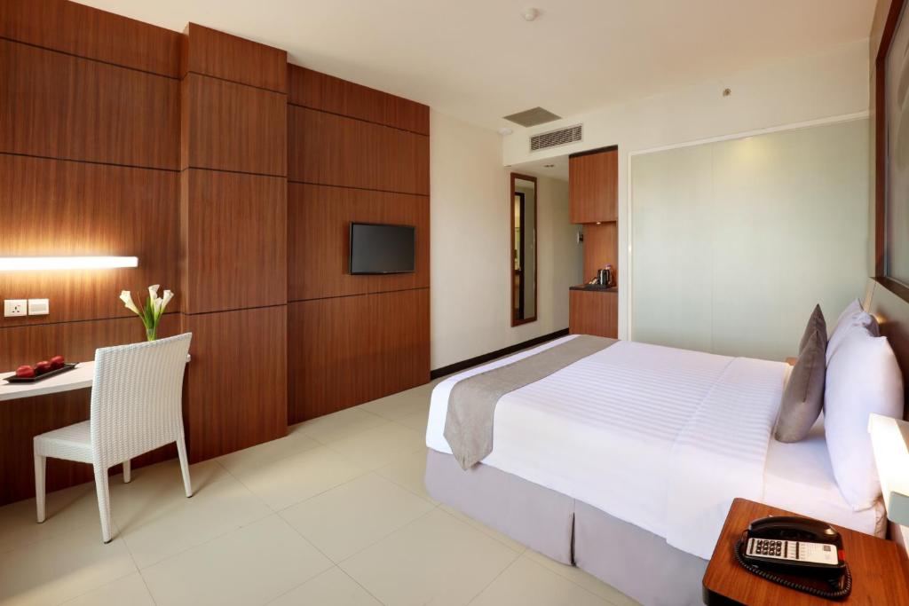 Postel nebo postele na pokoji v ubytování Hotel Neo Palma Palangkaraya by ASTON