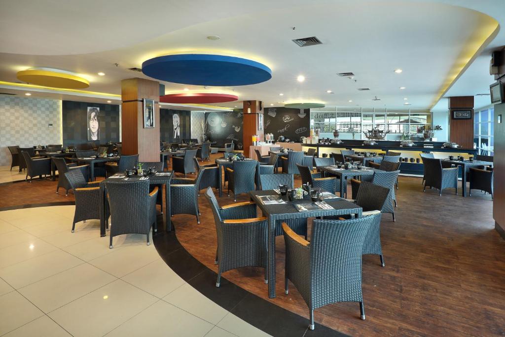 Restaurace v ubytování Hotel Neo Palma Palangkaraya by ASTON