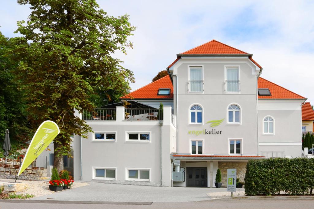 een groot wit gebouw met een oranje dak bij Pension Engelkeller in Donauwörth