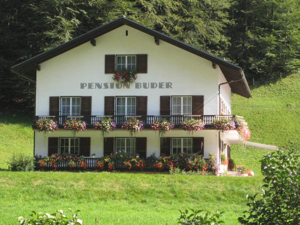 A garden outside Ferienhaus Mendlingbauer