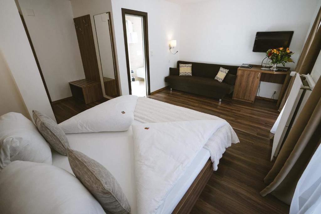 TV a/nebo společenská místnost v ubytování Hotel Römerhof
