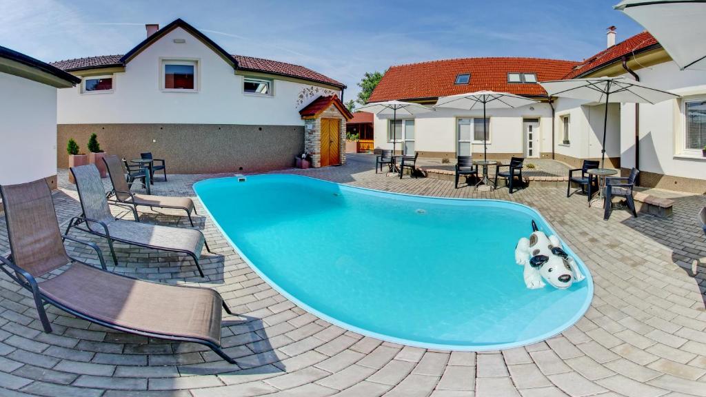 Bazén v ubytování Penzion Kratochvíl nebo v jeho okolí