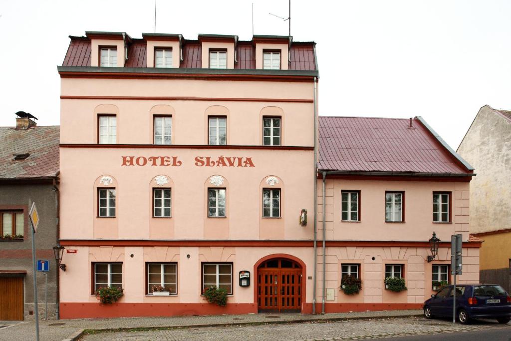 a hotel shkaedia skakka on the side of a building at Hotel Slávie in Klášterec nad Ohří