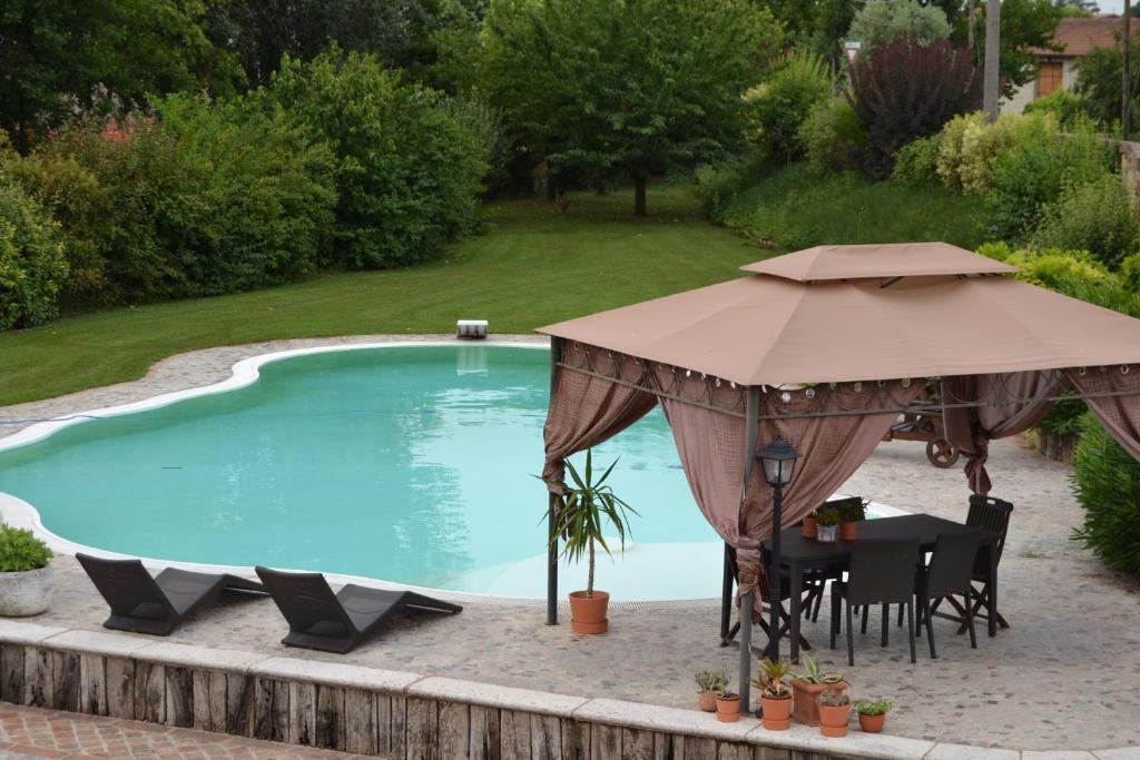 Bazén v ubytování B&B Il Martin Pescatore nebo v jeho okolí