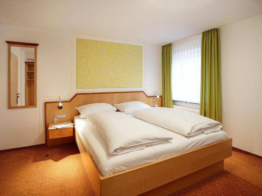 Postel nebo postele na pokoji v ubytování Hotel Gasthof zum Biber